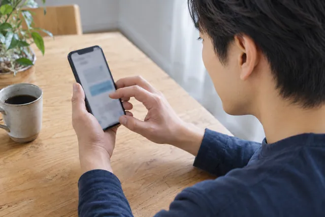スマートフォンを操作する手元のイメージ