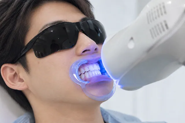 男性の口元にLEDライトを当てる利用イメージ